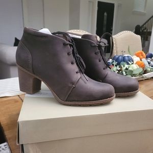 Clarks taupe leather boots size 9.5 WIDE